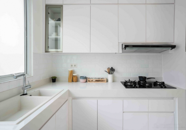 Kitchen set minimalis dengan rak gantung